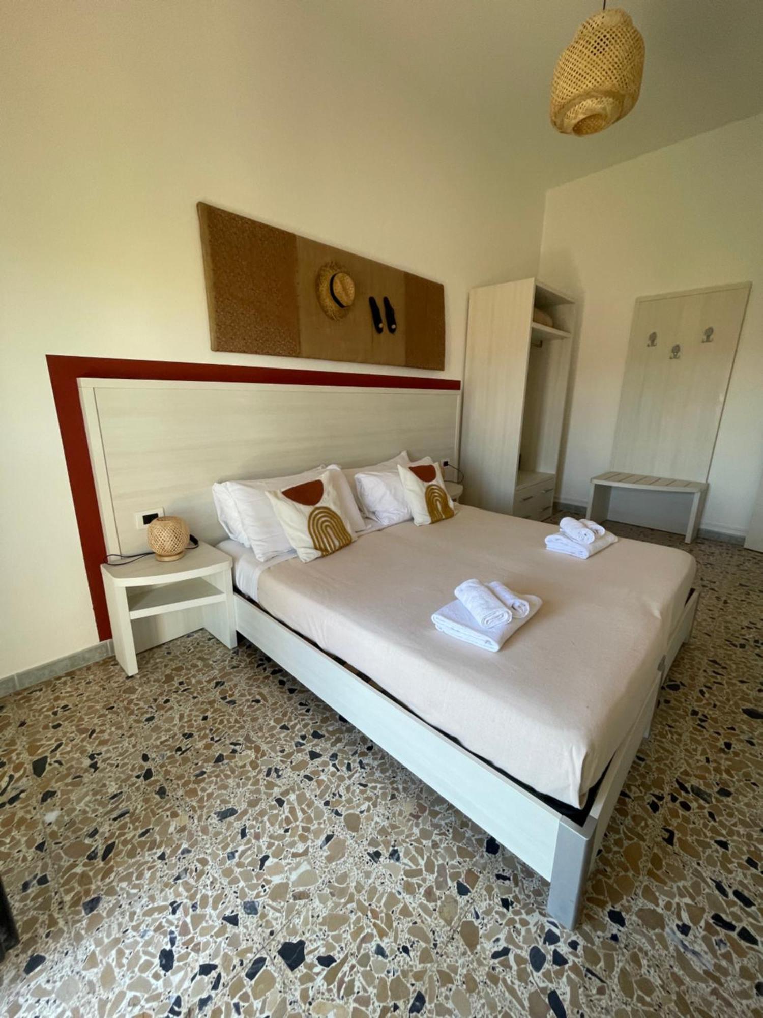 Hotel Maluentu Putzu Idu Exteriör bild
