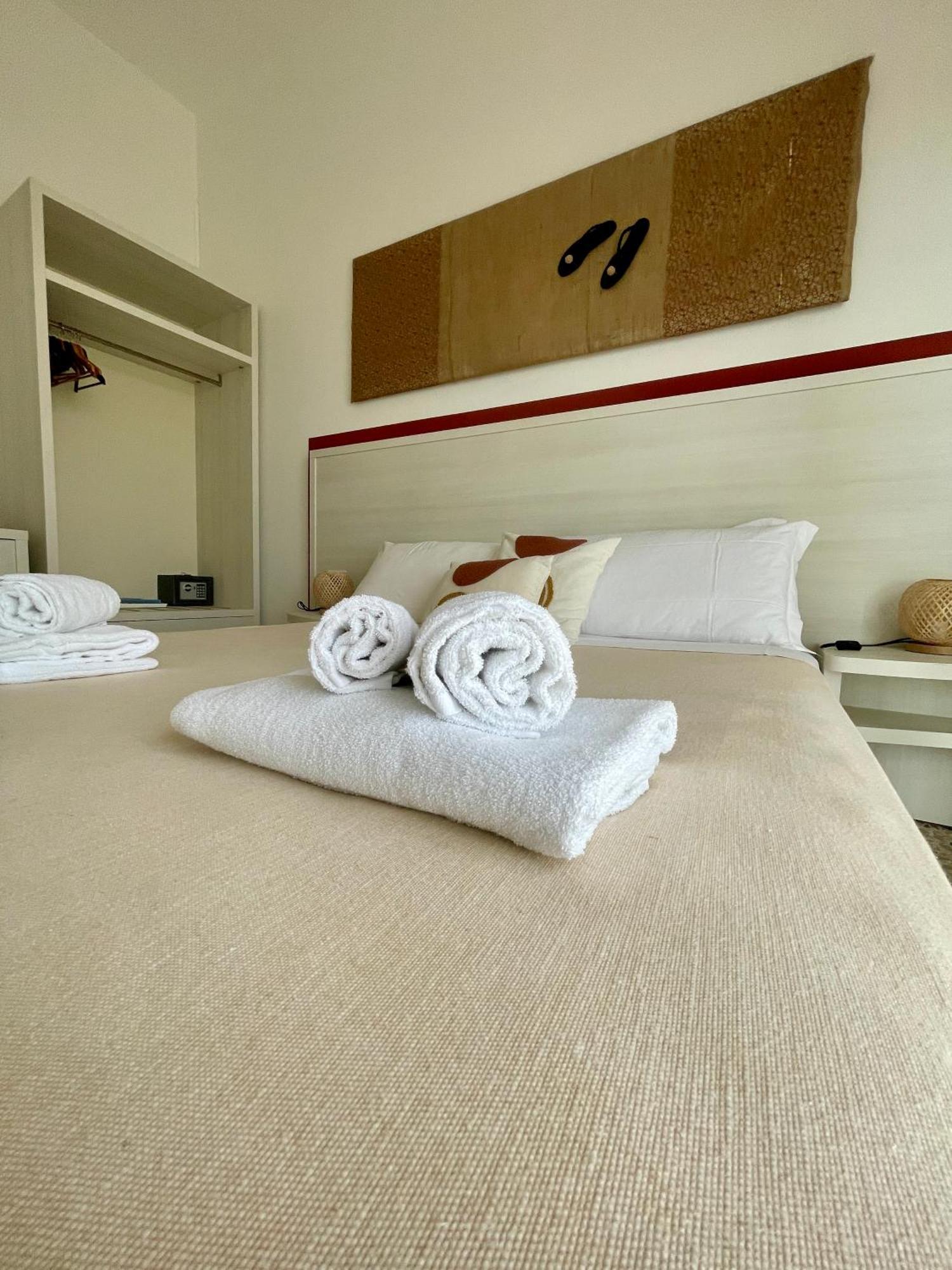 Hotel Maluentu Putzu Idu Exteriör bild